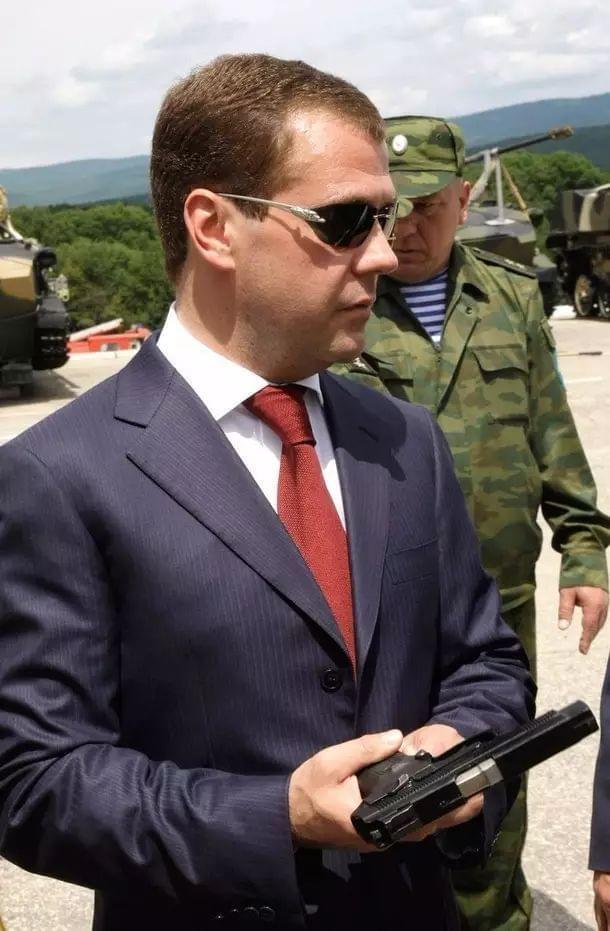 乌鸦项目GSh-18手枪_谢尔久科夫手枪_俄罗斯制式手枪GSh-18