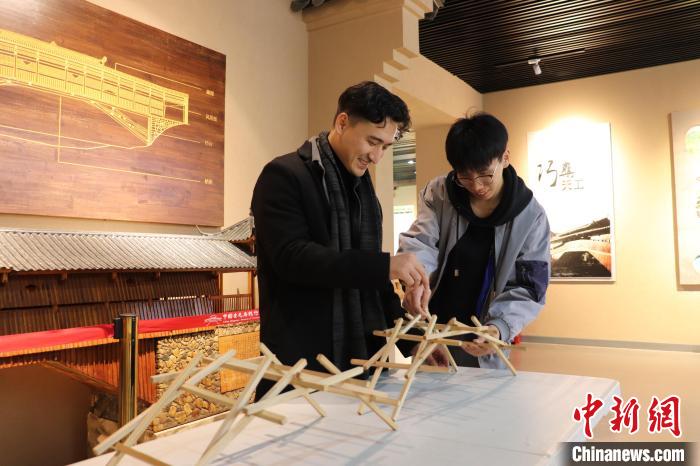 木质拱桥模型_中国木拱廊桥建造技艺_木拱桥非遗保护现状