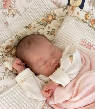 婴儿仰睡好处_新生儿睡姿安全指南_新生儿趴着睡觉正确图片