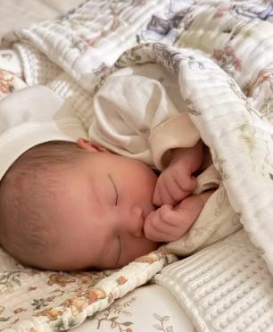 新生儿睡姿安全指南_新生儿趴着睡觉正确图片_婴儿仰睡好处