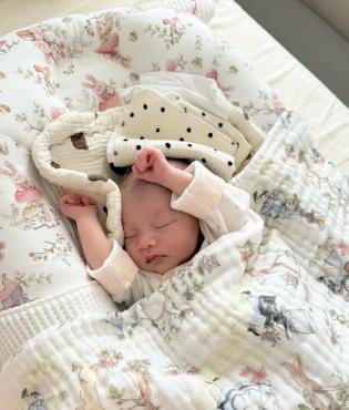 新生儿睡姿安全指南_婴儿仰睡好处_新生儿趴着睡觉正确图片