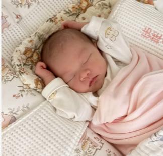 婴儿仰睡好处_新生儿睡姿安全指南_新生儿趴着睡觉正确图片