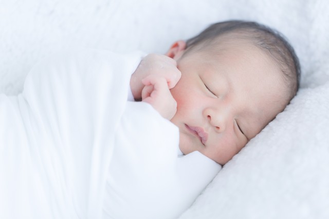 宝宝趴睡好处与坏处_宝宝喜欢趴着睡原因_新生儿趴着睡觉正确图片