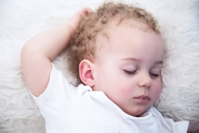 新生儿趴着睡觉正确图片_宝宝喜欢趴着睡原因_宝宝趴睡好处与坏处