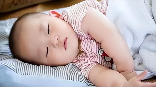 学龄前孩子睡姿分析_孩子睡姿与性格关系_新生儿趴着睡觉正确图片
