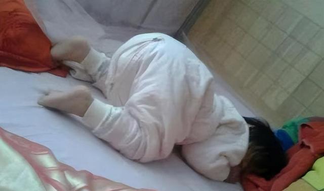 新生儿趴着睡觉正确图片_孩子睡姿与性格关系_学龄前孩子睡姿分析