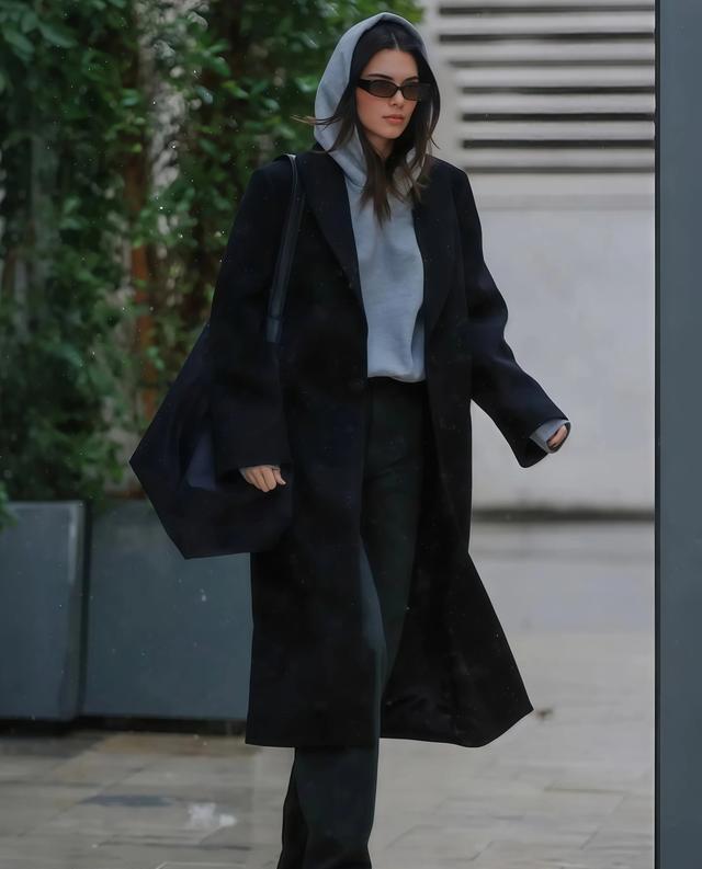 大衣高腰裤短靴_过年穿搭高级感_冬季红色大衣搭配图片