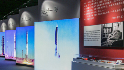 为国铸剑钱学森与中国航天事业_纪念人民科学家钱学森归国七十周年_两弹一星之父钱学森