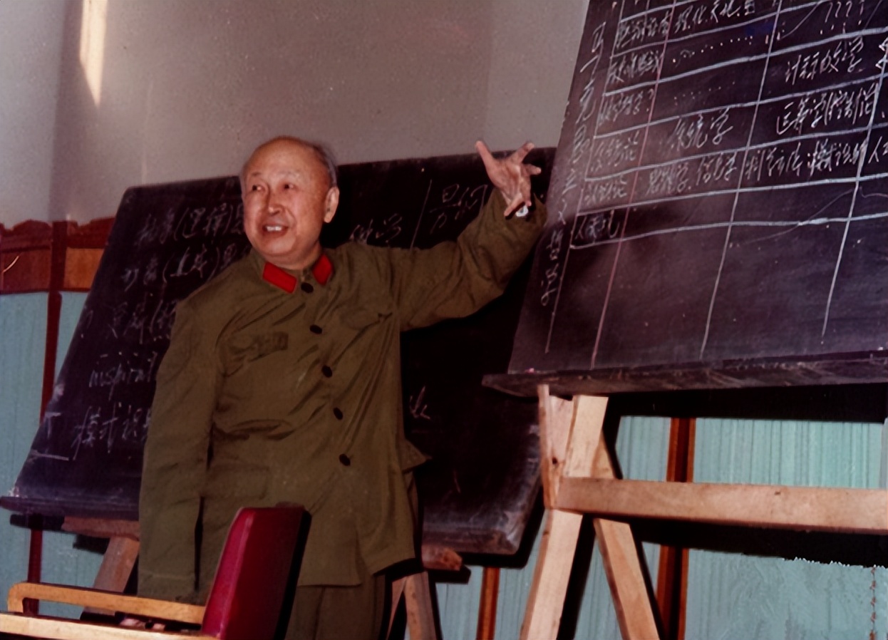 钱学森被美国关押五年经历_两弹一星之父钱学森_钱学森回国特殊待遇