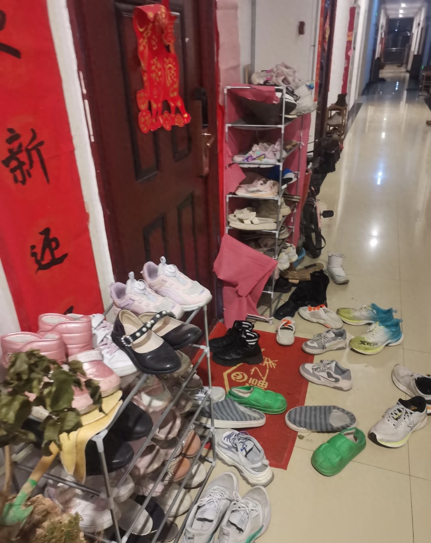 鞋柜底部清洁技巧_自制收纳鞋子好方法图片_旧报纸鞋柜防潮垫