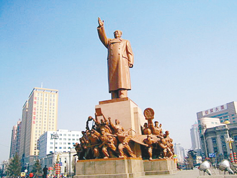 毛泽东塑像及群雕：那个时代的符号