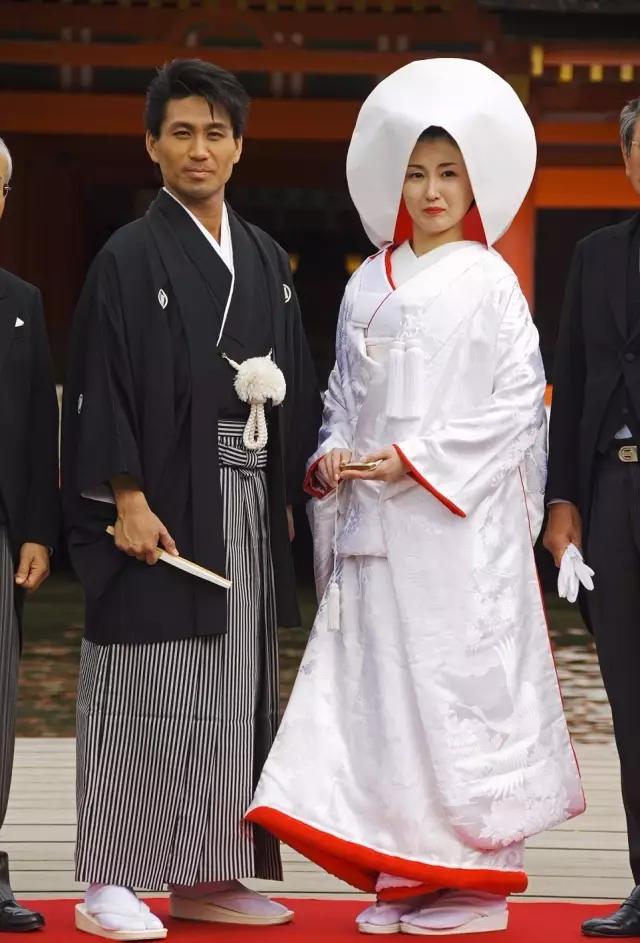 各国新娘传统服饰_晚礼服发型 新娘_不同国家婚服特色