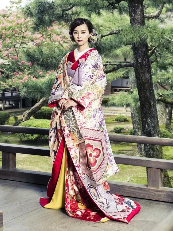 不同国家婚服特色_各国新娘传统服饰_晚礼服发型 新娘