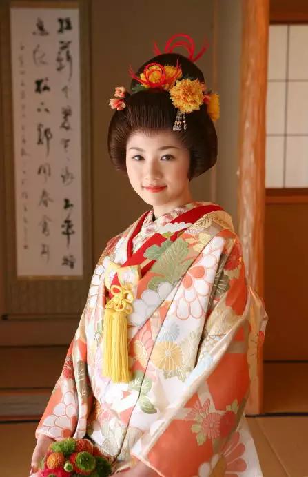 不同国家婚服特色_晚礼服发型 新娘_各国新娘传统服饰