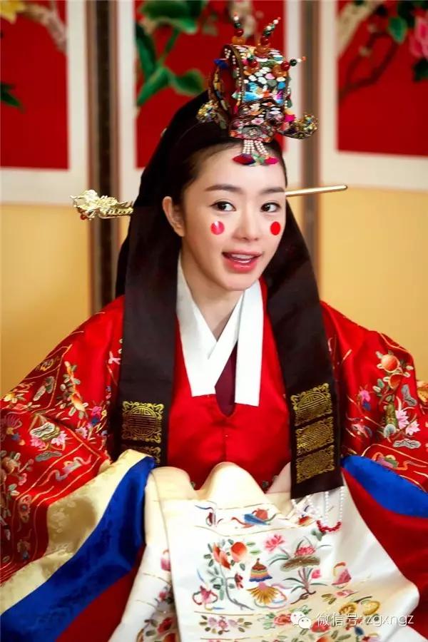 不同国家婚服特色_晚礼服发型 新娘_各国新娘传统服饰