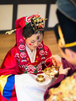 各国新娘传统服饰_晚礼服发型 新娘_不同国家婚服特色