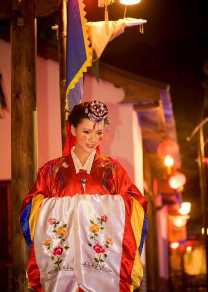 各国新娘传统服饰_晚礼服发型 新娘_不同国家婚服特色