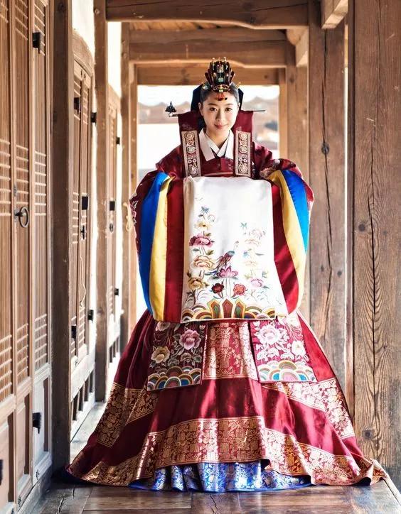晚礼服发型 新娘_不同国家婚服特色_各国新娘传统服饰
