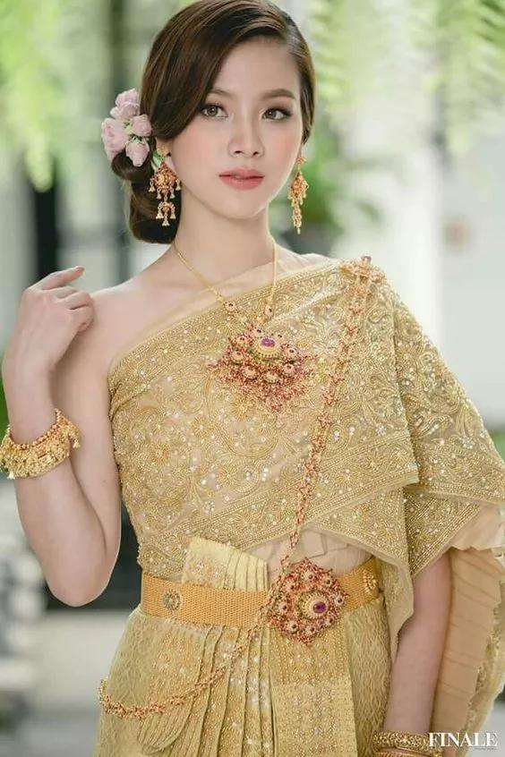 各国新娘传统服饰_晚礼服发型 新娘_不同国家婚服特色