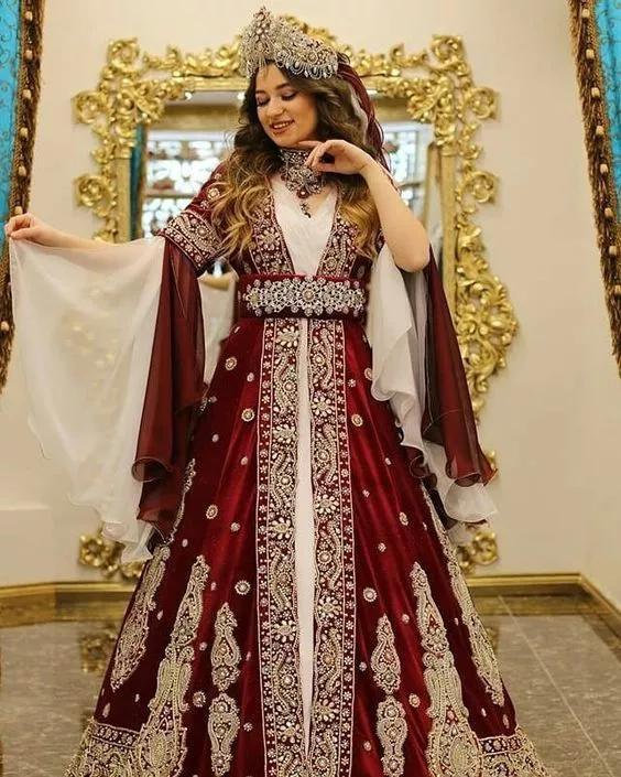 各国新娘传统服饰_晚礼服发型 新娘_不同国家婚服特色