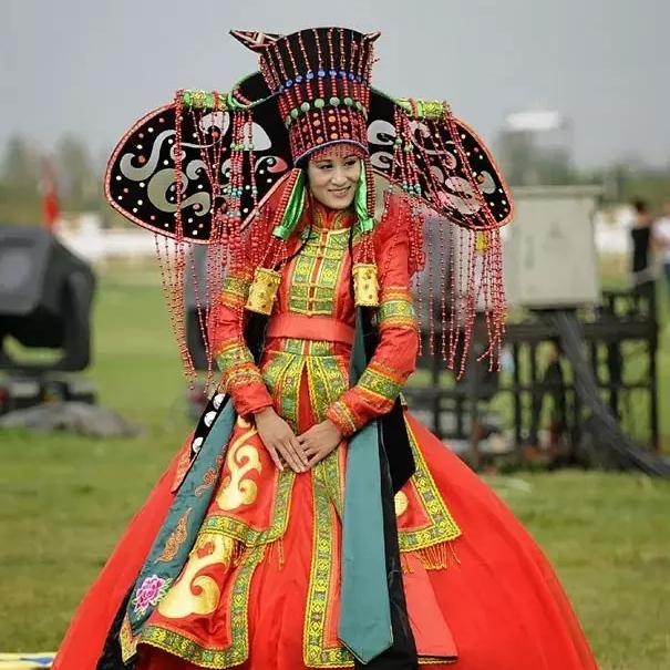 晚礼服发型 新娘_各国新娘传统服饰_不同国家婚服特色