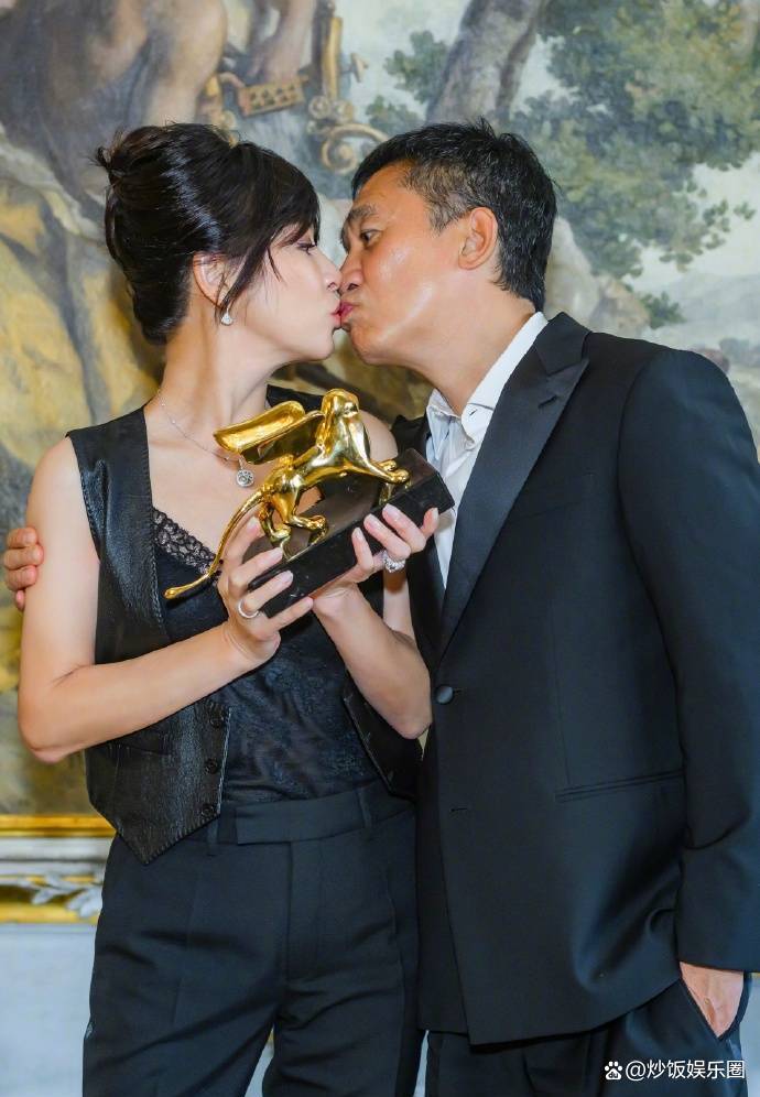 梁朝伟与刘嘉玲的婚礼_刘嘉玲梁朝伟威尼斯电影节金狮奖亲吻_刘嘉玲梁朝伟恩爱时刻公开示爱