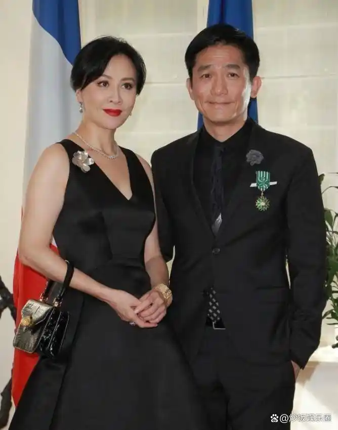 刘嘉玲梁朝伟威尼斯电影节金狮奖亲吻_梁朝伟与刘嘉玲的婚礼_刘嘉玲梁朝伟恩爱时刻公开示爱