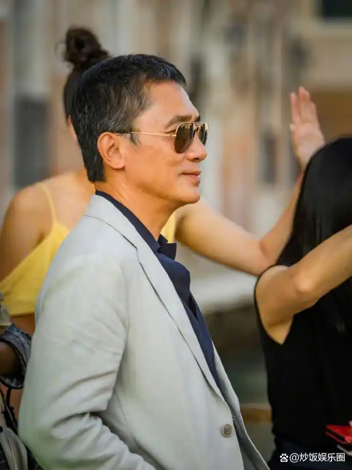 梁朝伟与刘嘉玲的婚礼_刘嘉玲梁朝伟恩爱时刻公开示爱_刘嘉玲梁朝伟威尼斯电影节金狮奖亲吻