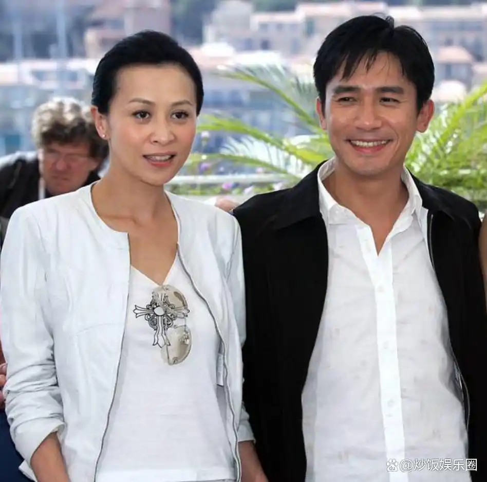 刘嘉玲梁朝伟威尼斯电影节金狮奖亲吻_梁朝伟与刘嘉玲的婚礼_刘嘉玲梁朝伟恩爱时刻公开示爱