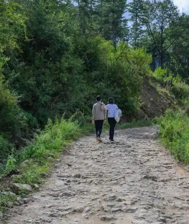 刘嘉玲梁朝伟恩爱如初 重温甜蜜时光_梁朝伟与刘嘉玲的婚礼_刘嘉玲梁朝伟16周年结婚纪念 重返不丹婚礼地