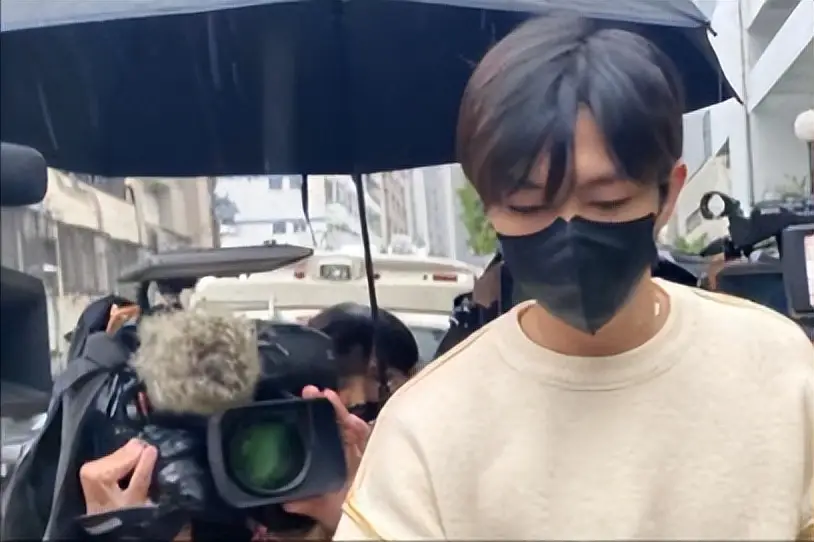 吴映洁戴向宇亲密照_鬼鬼吴映洁官宣当妈_鬼鬼吴映洁孩子父亲是谁