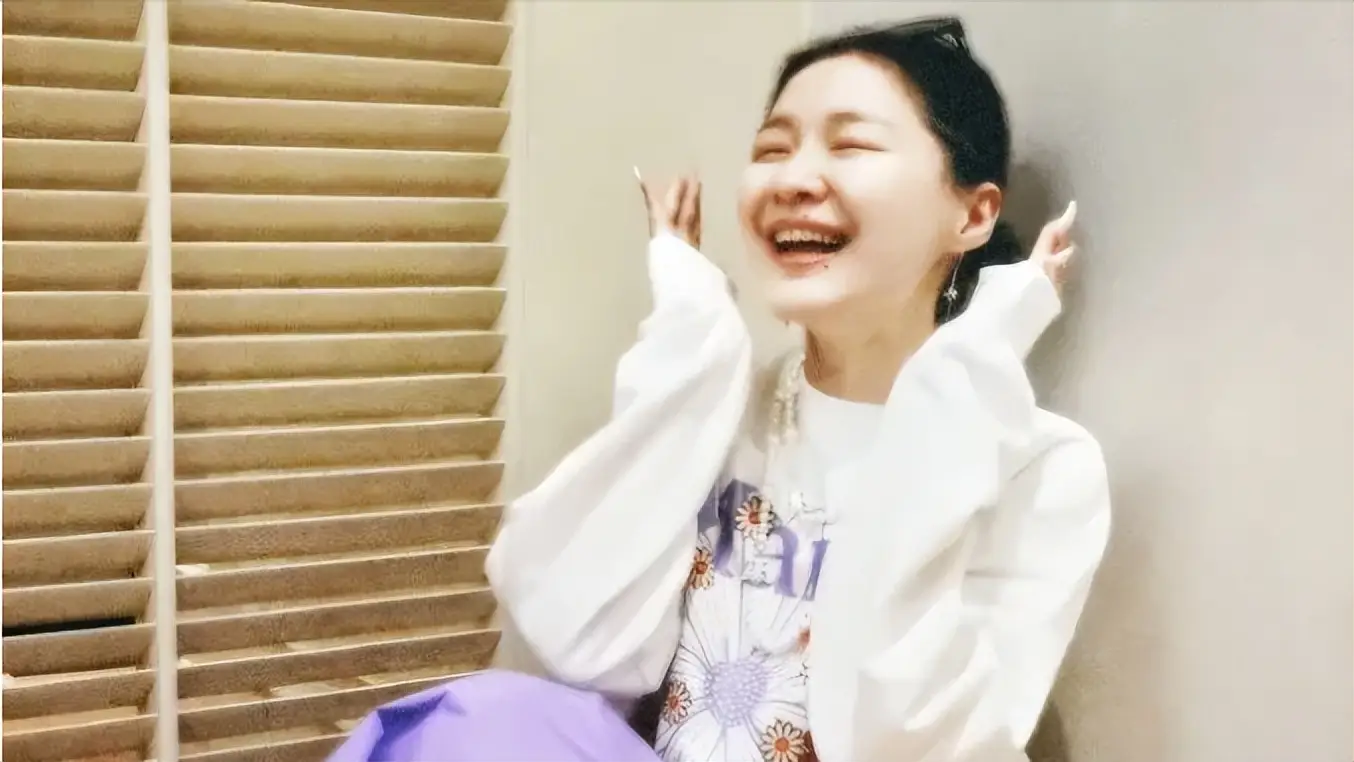 吴映洁戴向宇亲密照_鬼鬼吴映洁官宣当妈_鬼鬼吴映洁孩子父亲是谁