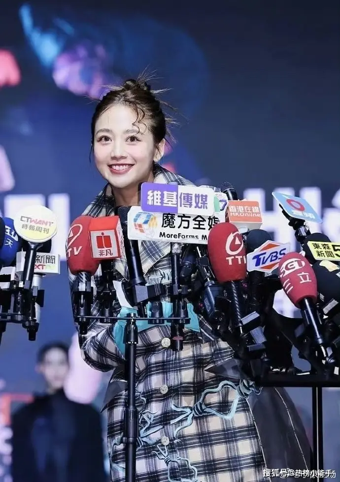 吴映洁戴向宇亲密照_吴映洁晒女儿照分享母爱幸福感_吴映洁当妈妈经历分享