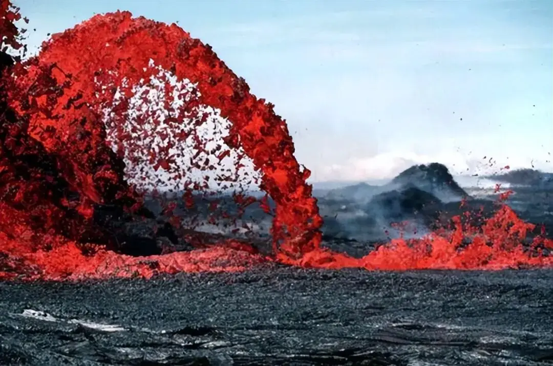 水的压力不足以抵消火山口的喷发力量_海底火山为何不被大海的水灭火_海底火山生态系统