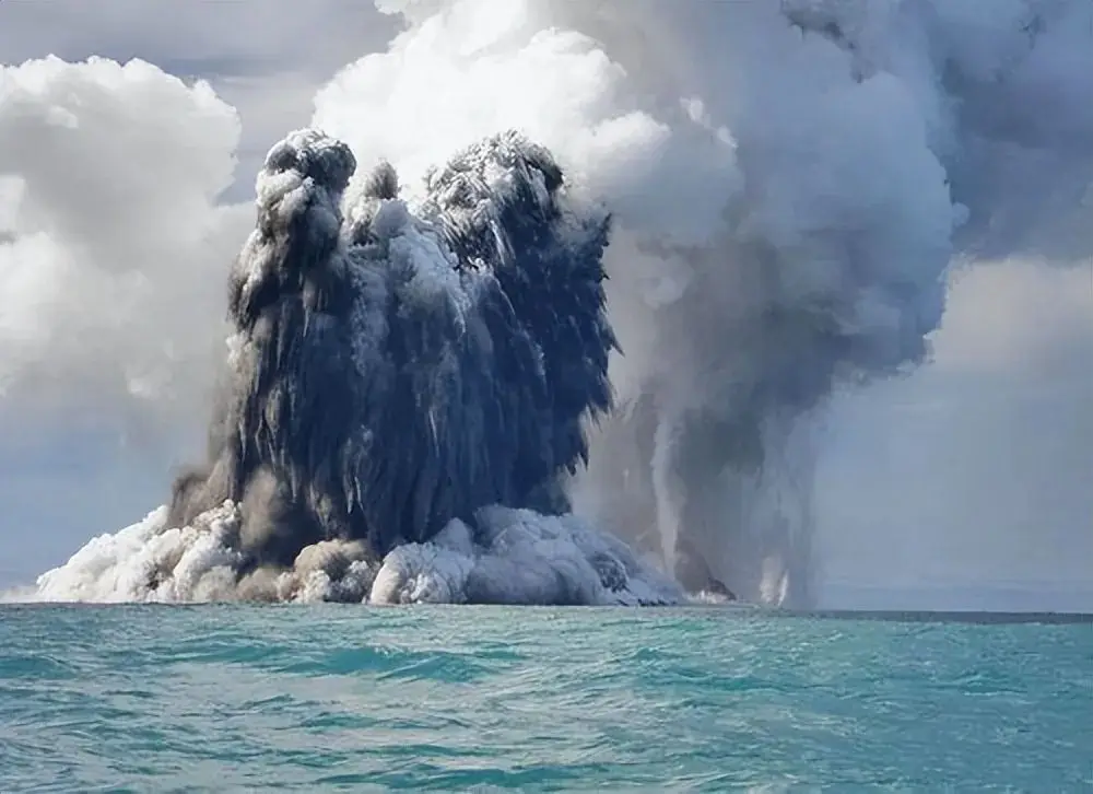 海底火山为何不被大海的水灭火_水的压力不足以抵消火山口的喷发力量_海底火山生态系统