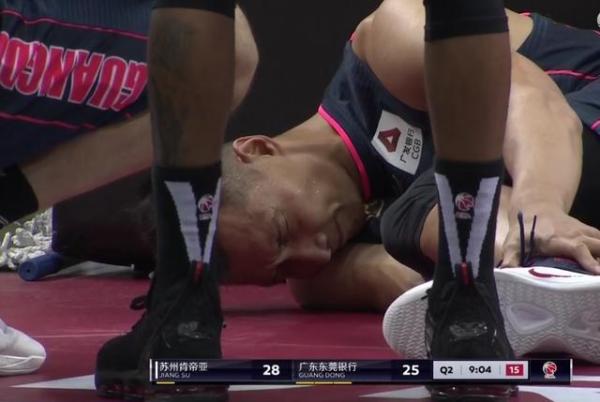 丁皓然前十字韧带断裂_早日康复！知名野球手曹芳对抗时倒地重伤 遭遇前交叉韧带断裂_CBA新赛季伤病潮