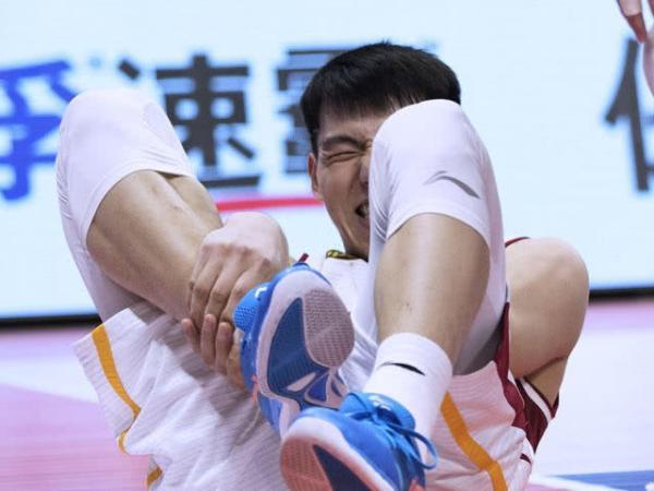 CBA新赛季伤病潮_丁皓然前十字韧带断裂_早日康复！知名野球手曹芳对抗时倒地重伤 遭遇前交叉韧带断裂