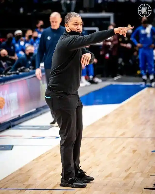 NBA季后赛快船独行侠分析_东契奇波尔津吉斯表现对比_东契奇22+10+9卡椒低迷 独行侠力克快船2-1