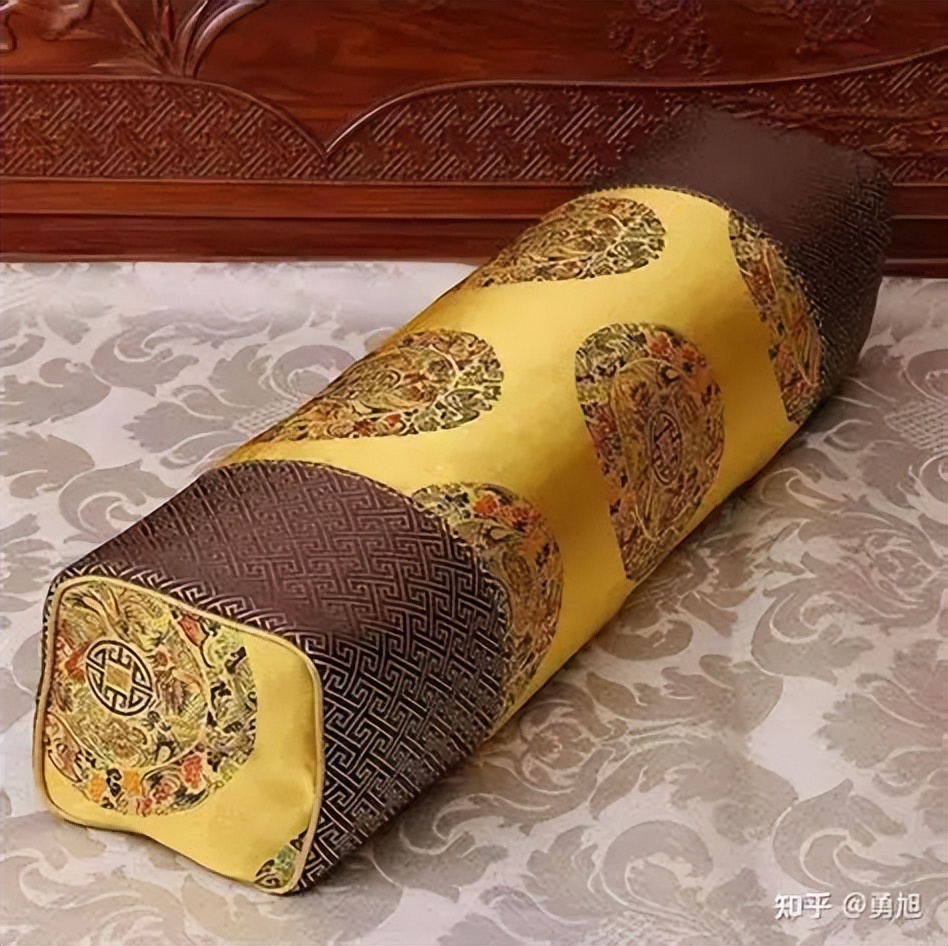 古代睡眠方式_宋代瓷枕_抱着枕头睡觉的图片