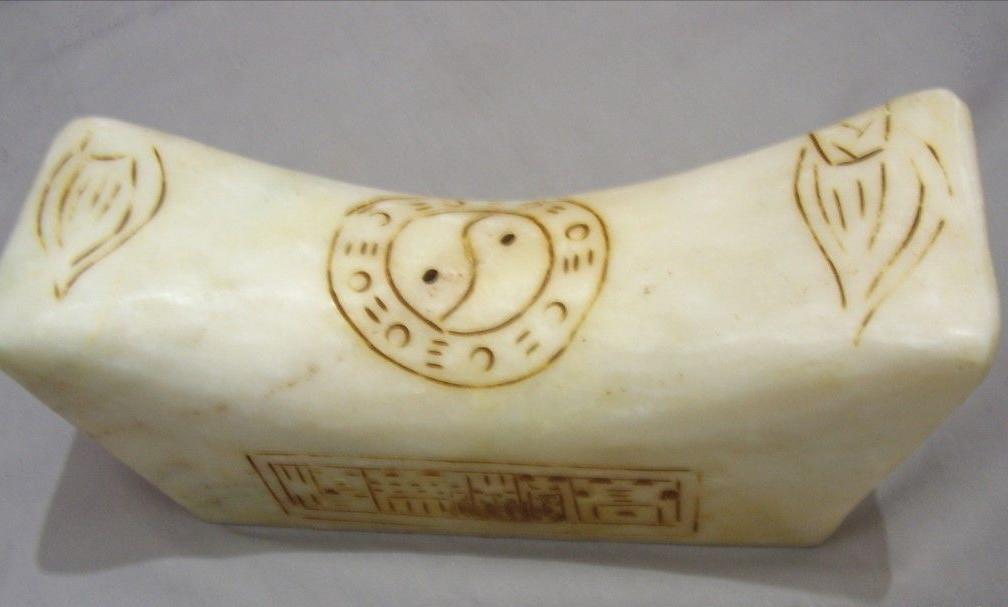 抱着枕头睡觉的图片_古代睡眠方式_宋代瓷枕
