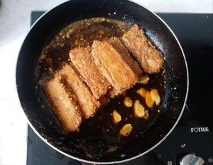 红烧左口鱼_红烧带鱼段 金龙鱼油做法 夏季开胃菜