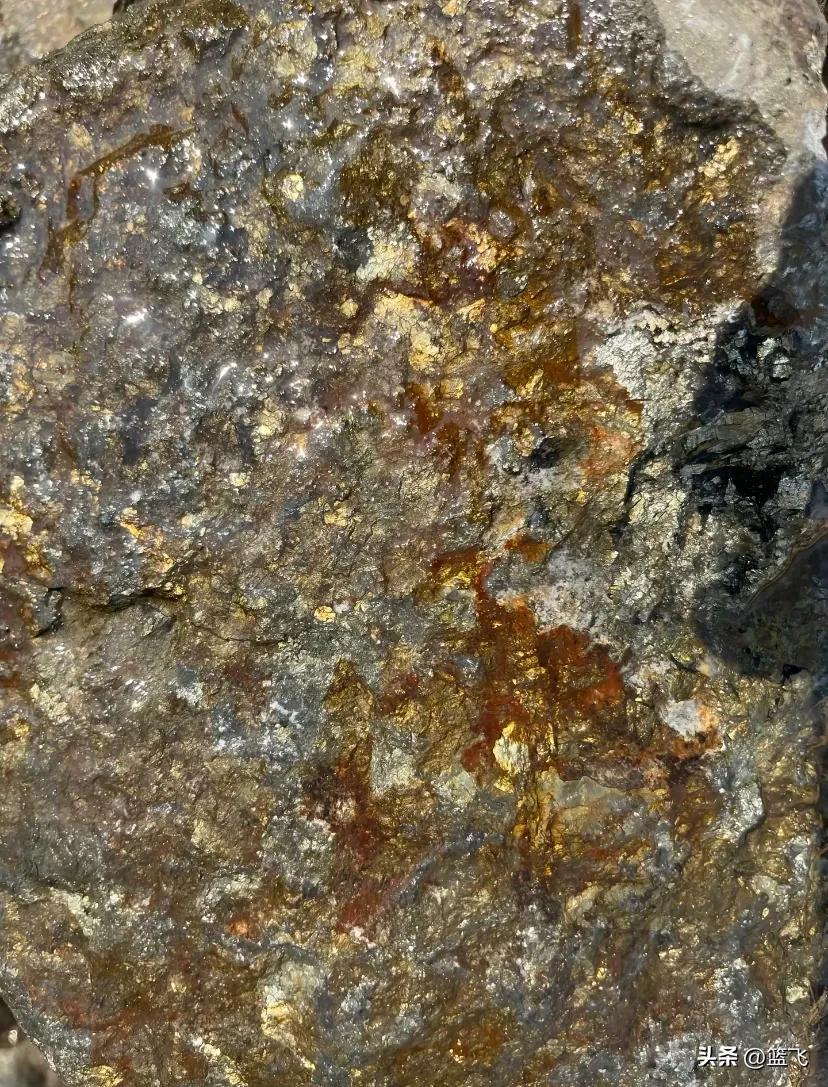 硫化物家族铜矿石_孔雀石铜矿介绍_黄铜矿与黄铁矿的区别