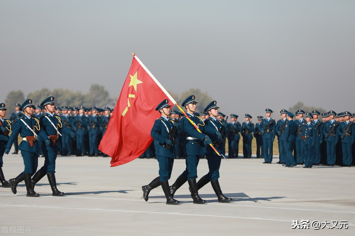 阅兵正步改革_军人正步走视频_踢正步黑科技