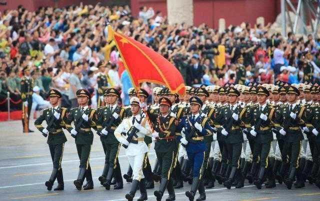 军人正步走视频_中国阅兵式正步走_中国阅兵方队整齐度