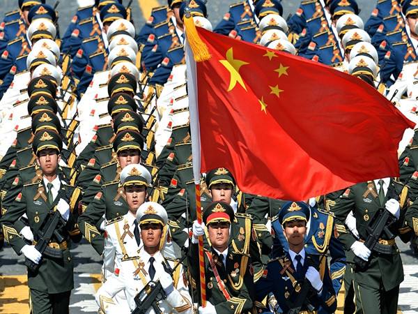 军人正步走视频_中国阅兵方队整齐度_中国阅兵式正步走