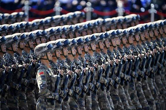 军人正步走视频_中国阅兵式正步走_中国阅兵方队整齐度