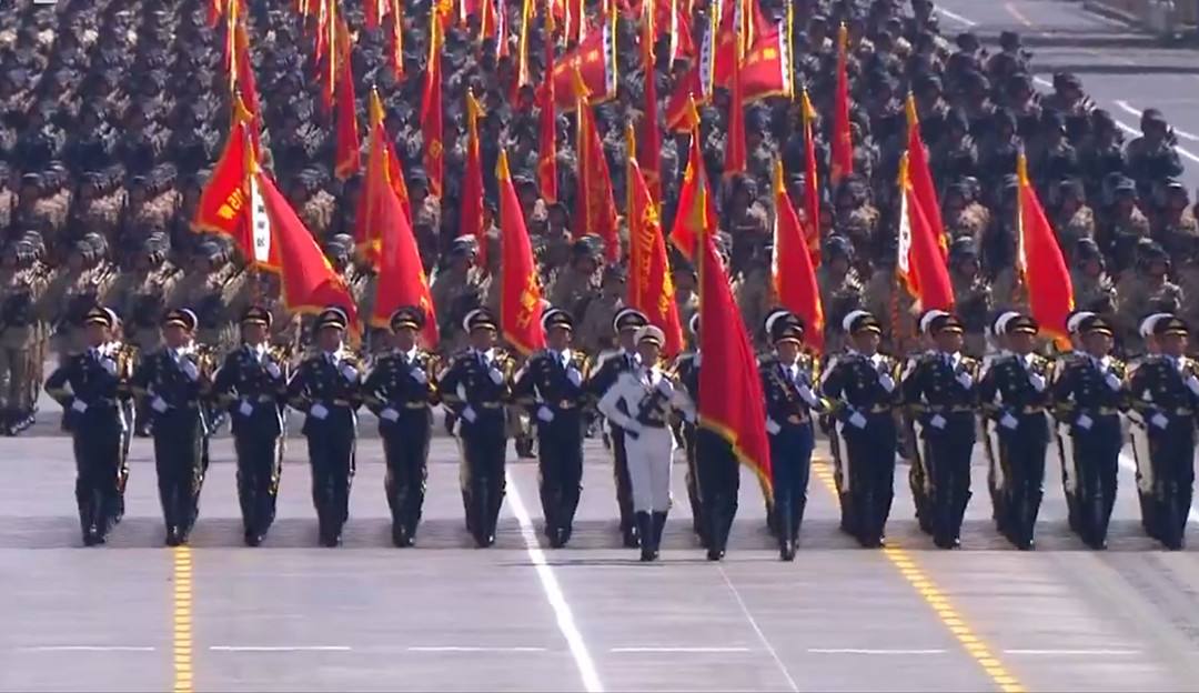 军人正步走视频_中国阅兵方队整齐度_中国阅兵式正步走
