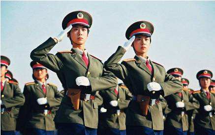 中国阅兵方队整齐度_军人正步走视频_中国阅兵式正步走