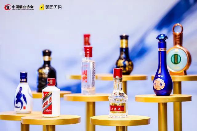 年轻消费者白酒消费趋势_白酒小瓶装市场分析_适合年轻人喝的白酒