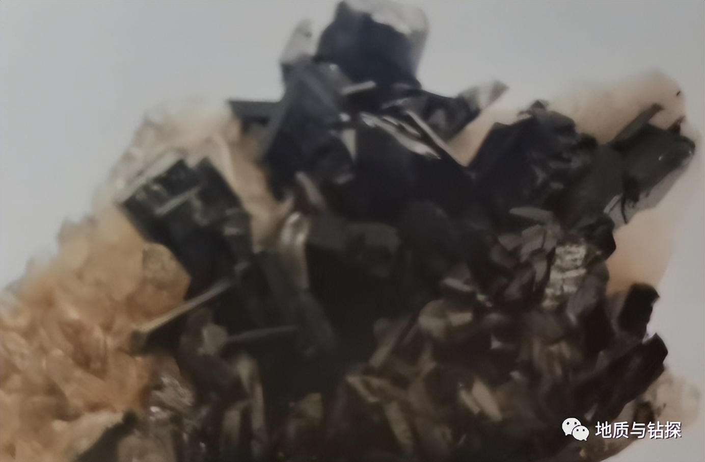 黑钨矿主要用途解析_黑钨矿成分特性_锰结核中的黄铜矿